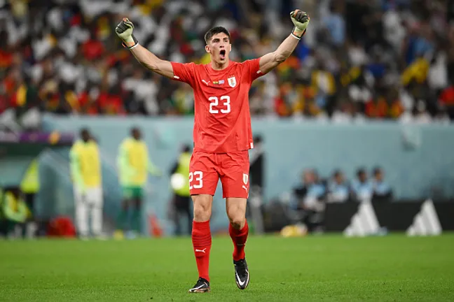 (Photo by Clive Mason/Getty Images) – Rochet atuando pela seleção uruguaia na última Copa do Mundo