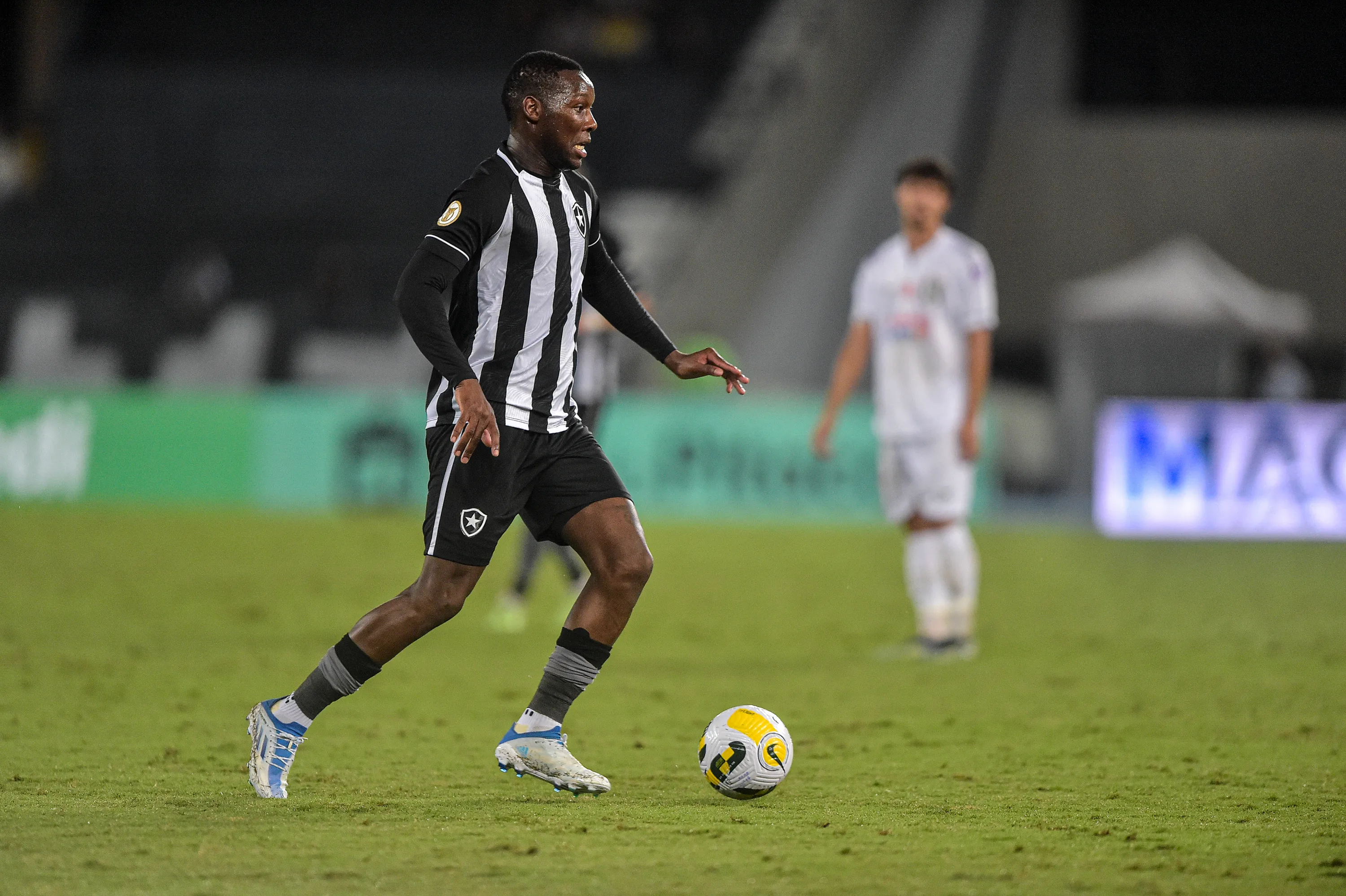 Foto: Thiago Ribeiro/AGIF – Patrick de Paula atuando no Botafogo em 2022