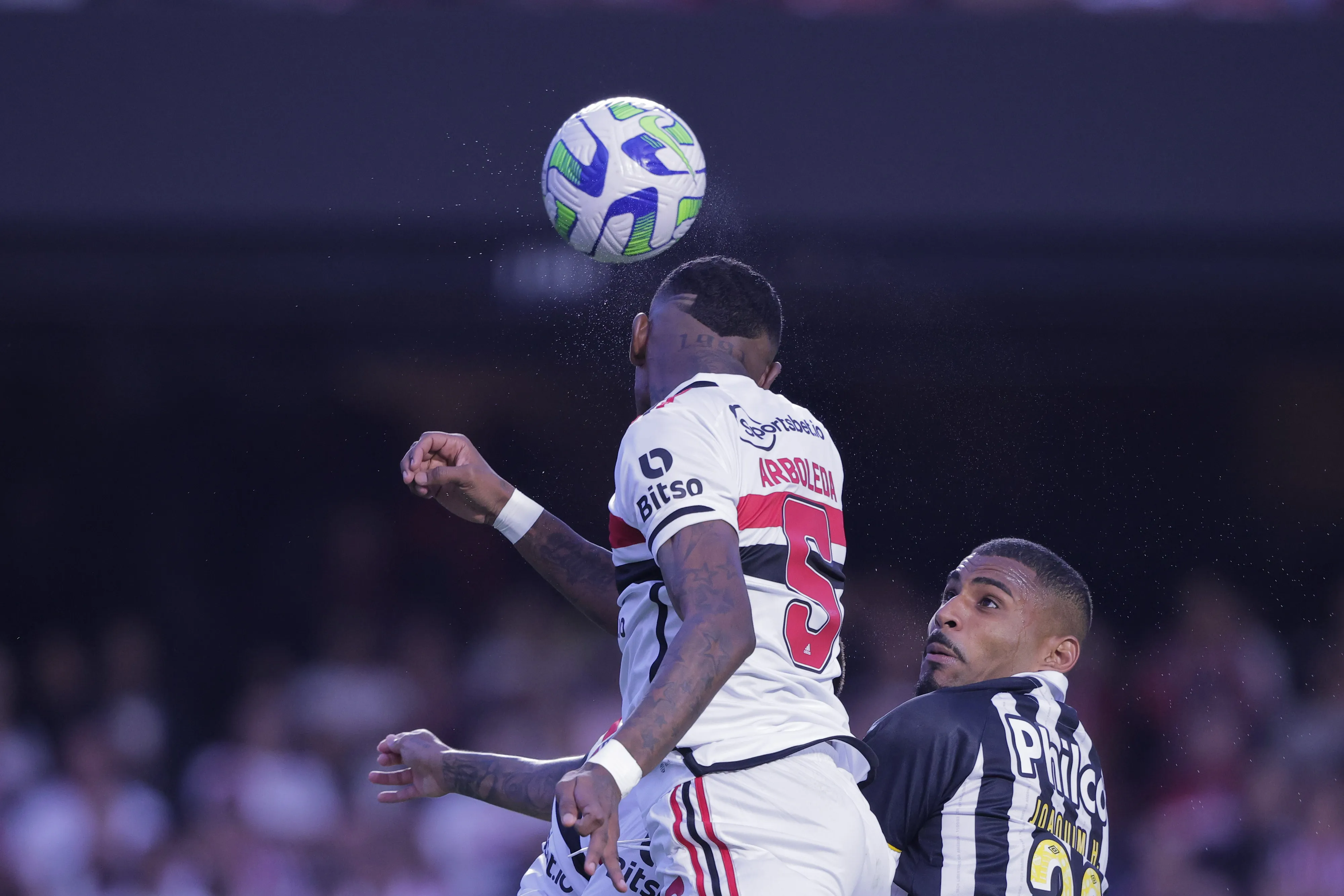 Foto: Ettore Chiereguini/AGIF – Arboleda e Joaquim disputando a bola na partida entre São Paulo x Santos