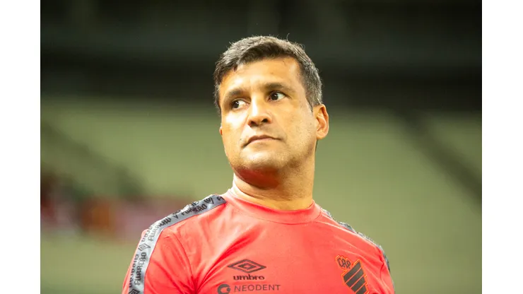 Foto: Lucas Emanuel/AGIF - Wesley Carvalho tem novidade para confronto contra Bahia.