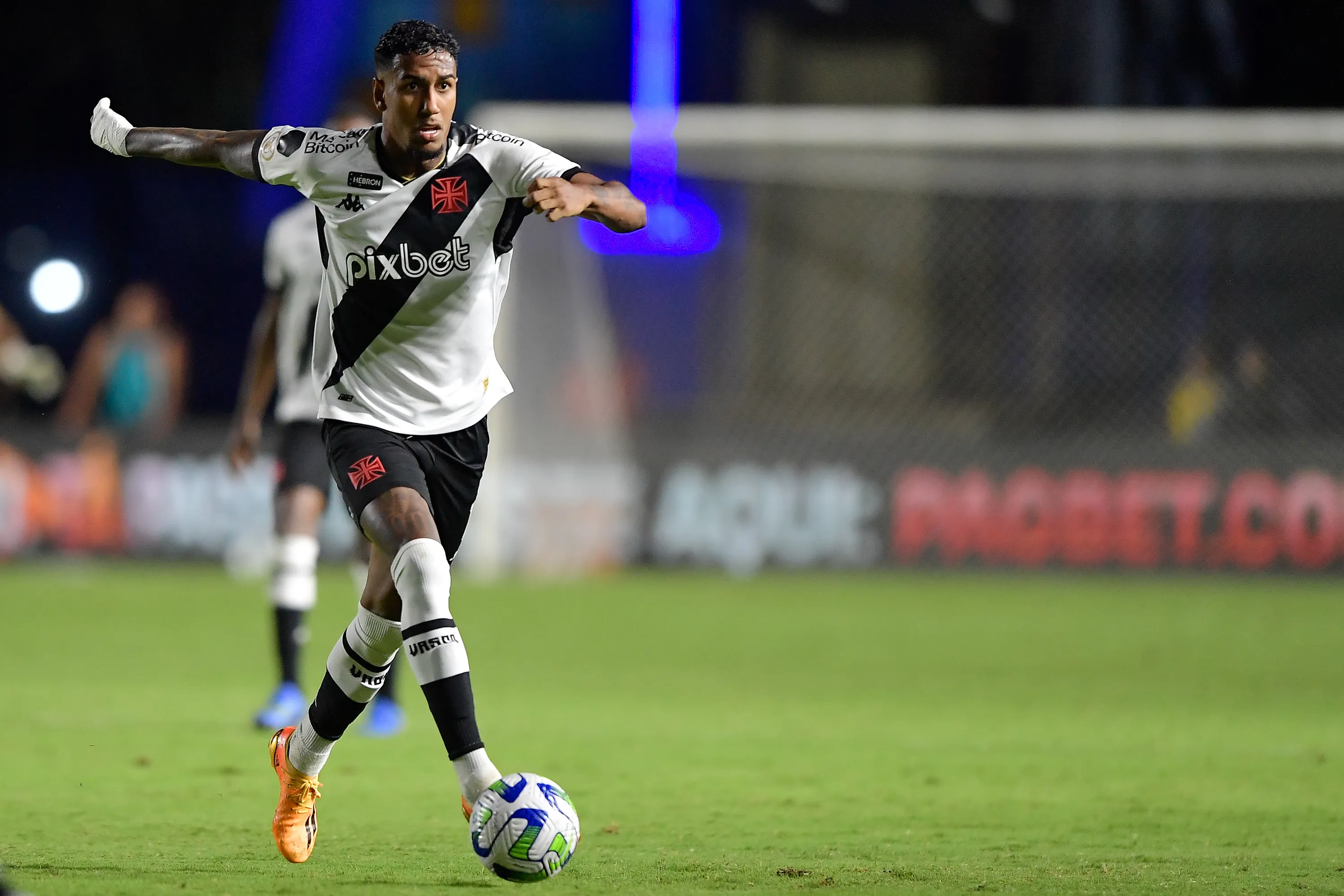 . Foto: Thiago Ribeiro/AGIF – Rwan Cruz atuando pelo Vasco