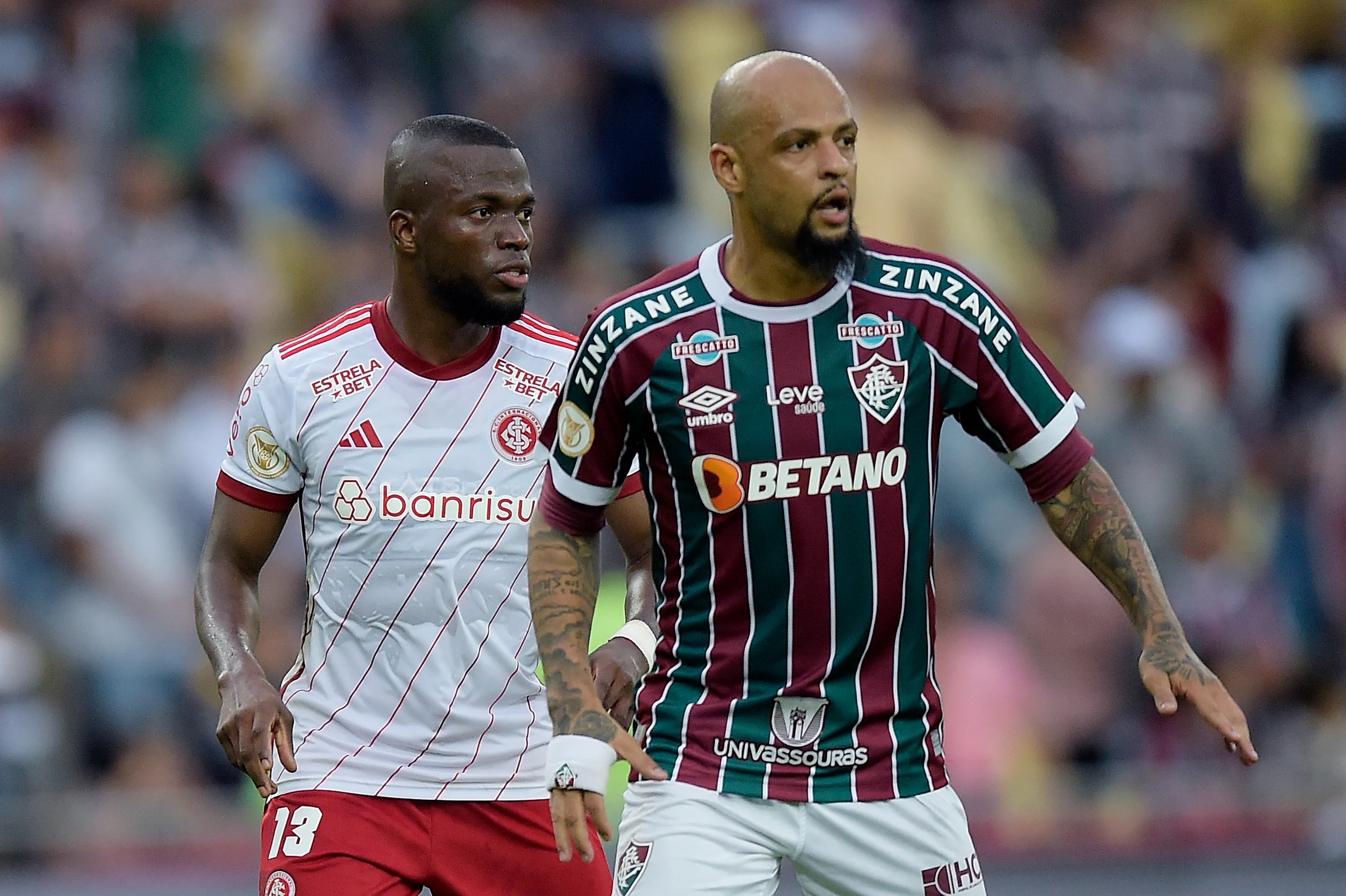 Foto: Alexandre Loureiro/AGIF – Enner Valencia em sua estreia pelo Internacional ao lado de Felipe Melo do Fluminense