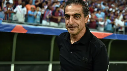 Foto: Walmir Cirne/AGIF – Renato Paiva pode ter reforço para o meio-campo em breve.