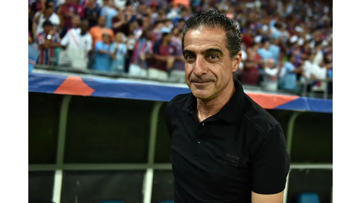 Foto: Walmir Cirne/AGIF - Renato Paiva pode ter reforço para o meio-campo em breve.