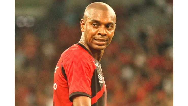 Foto: Gabriel Machado/AGIF - Fernandinho fala em eliminação do Athletico.