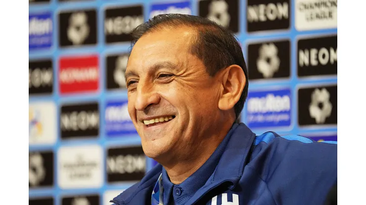SAITAMA, JAPAN - MAY 05: Al-Hilal head coach Ramon Diaz smiles ahead of the AFC Champions League final second leg between Urawa Red Diamonds and Al-Hilal at Saitama Stadium on May 05, 2023 in Saitama, Japan. (Photo by Etsuo Hara/Getty Images)