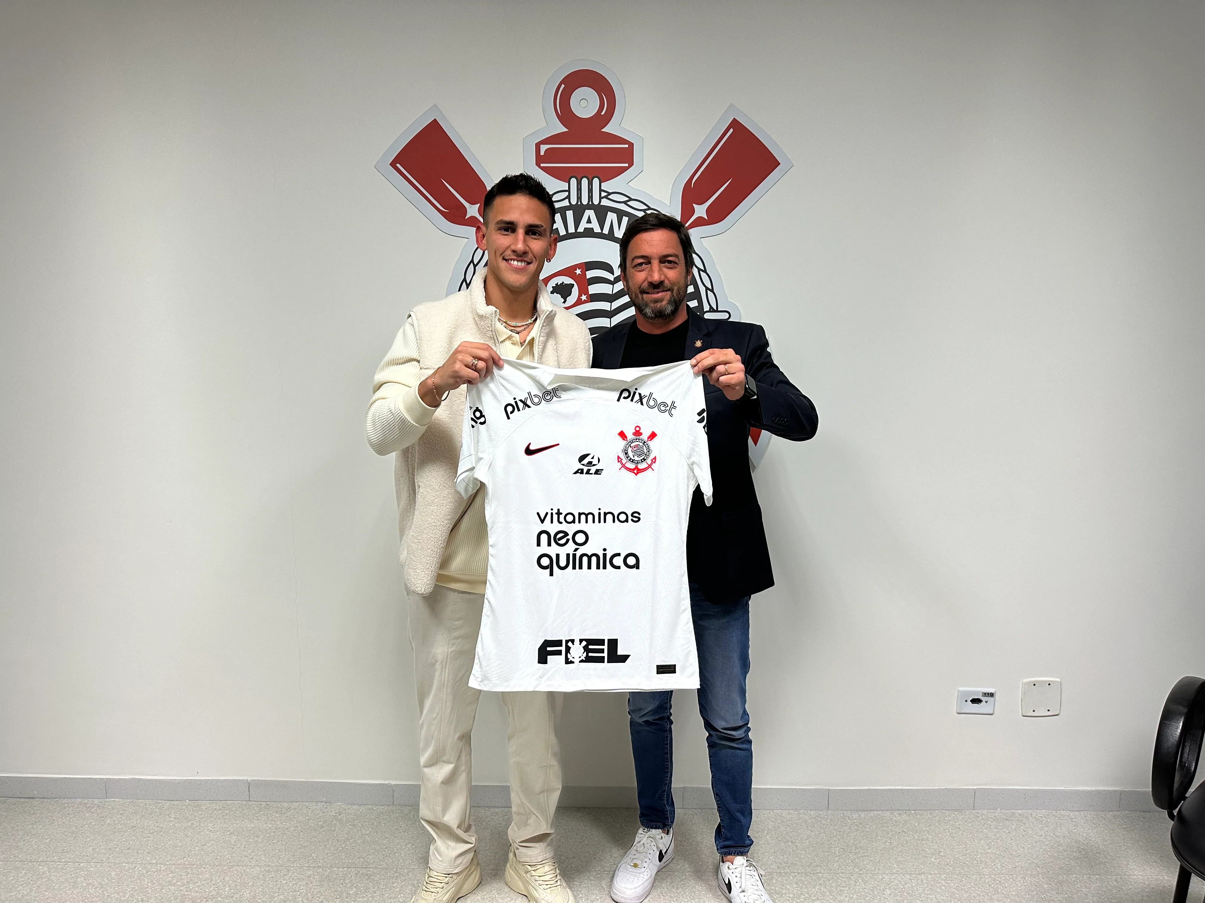 Foto: Reprodução/Corinthians – Matías Rojas sendo apresentado ao lado De Duílio