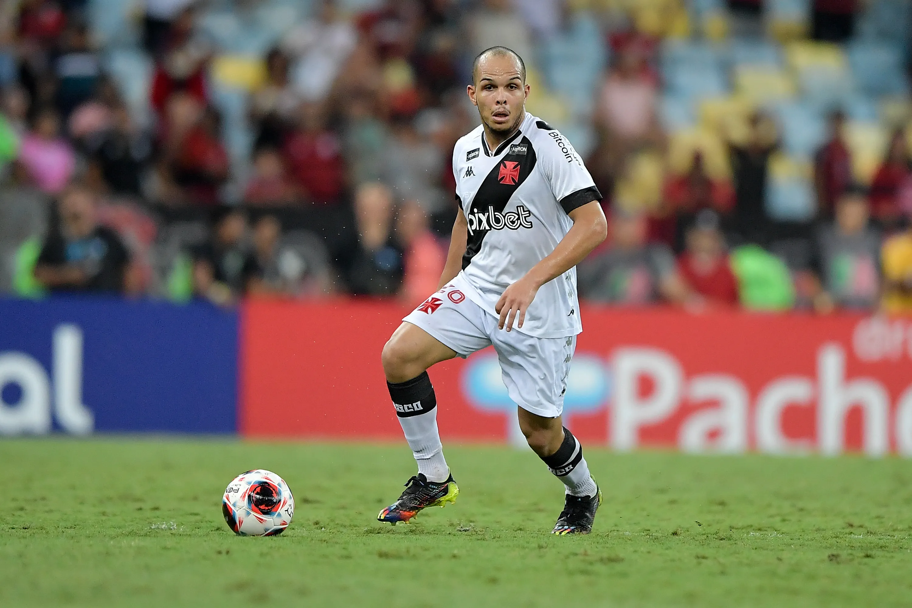 Foto: Thiago Ribeiro/AGIF – Rodrigo atuando pelo Vasco em 2023