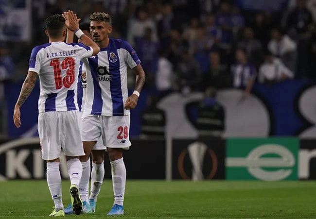 Photo by Gualter Fatia/Getty Images – Alex Telles e Tiquinho Soares atuando juntos no Porto em 2019