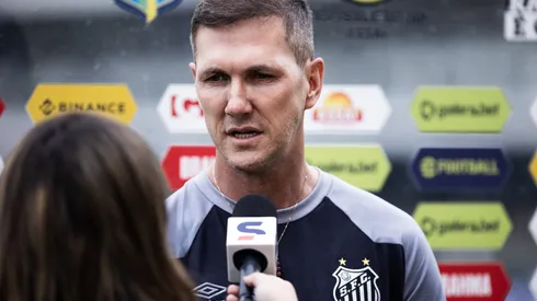 SP – SANTOS – 09/07/2023 – BRASILEIRO A 2023, SANTOS X GOIAS – Paulo Turra tecnico do Santos durante partida contra o Goias no estadio Vila Belmiro pelo campeonato Brasileiro A 2023. Foto: Abner Dourado/AGIF
