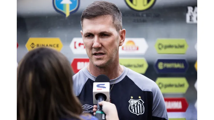 SP - SANTOS - 09/07/2023 - BRASILEIRO A 2023, SANTOS X GOIAS - Paulo Turra tecnico do Santos durante partida contra o Goias no estadio Vila Belmiro pelo campeonato Brasileiro A 2023. Foto: Abner Dourado/AGIF