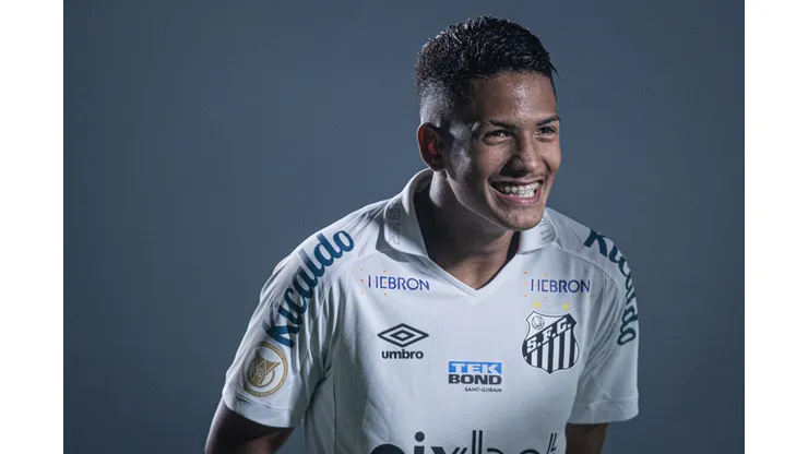 Foto: Heber Gomes/AGIF - Santos prepara investida por meia do Schalke após saída de Ângelo