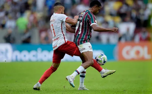 Foto: Alexandre Loureiro/AGIF – Keno e Wanderson disputando a bola em Fluminense x Internacional