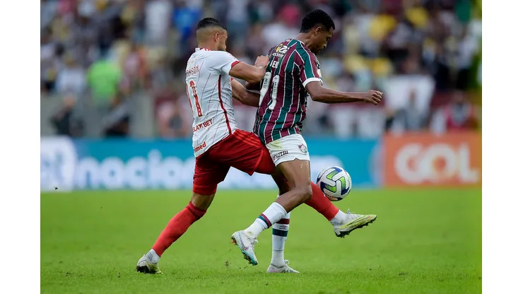 RJ - RIO DE JANEIRO - 09/07/2023 - BRASILEIRO A 2023, FLUMINENSE X INTERNACIONAL - Keno jogador do Fluminense disputa lance com Wanderson jogador do Internacional durante partida no estadio Maracana pelo campeonato Brasileiro A 2023. Foto: Alexandre Loureiro/AGIF