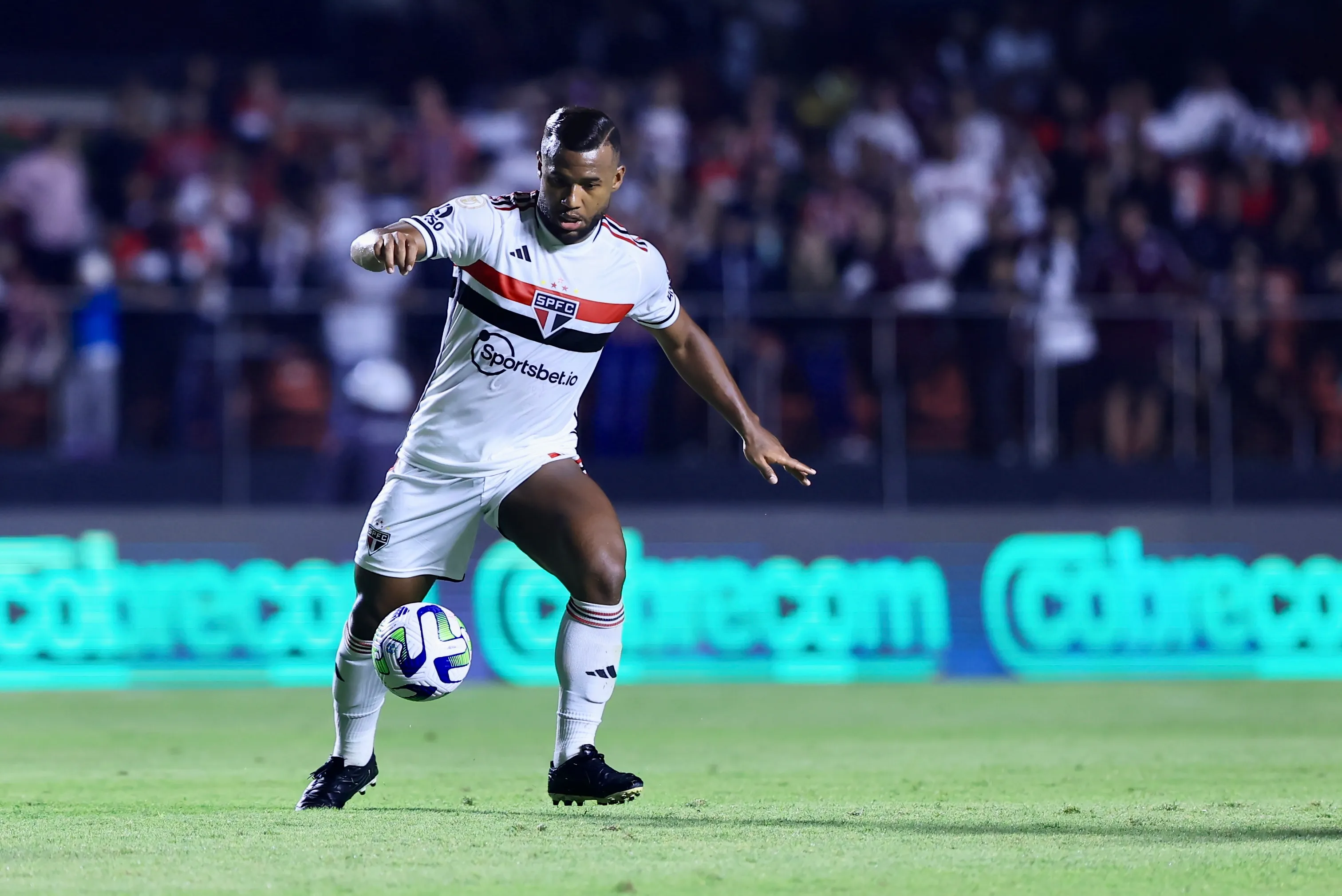 Foto: Marcello Zambrana/AGIF – Luan atuando pelo São Paulo em 2023