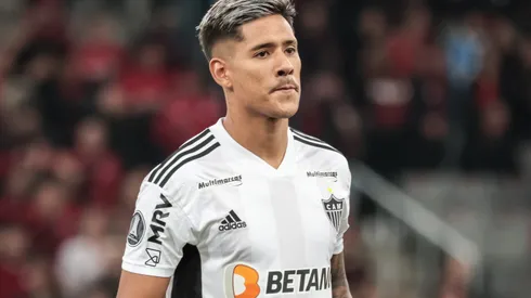 PR – CURITIBA – 18/04/2023 – LIBERTADORES 2023, ATHLETICO-PR X ATLETICO-MG – Zaracho jogador do Atletico-MG durante execucao do hino nacional antes da partida contra o Athletico-PR no estadio Arena da Baixada pelo campeonato Libertadores 2023. Foto: Robson Mafra/AGIF