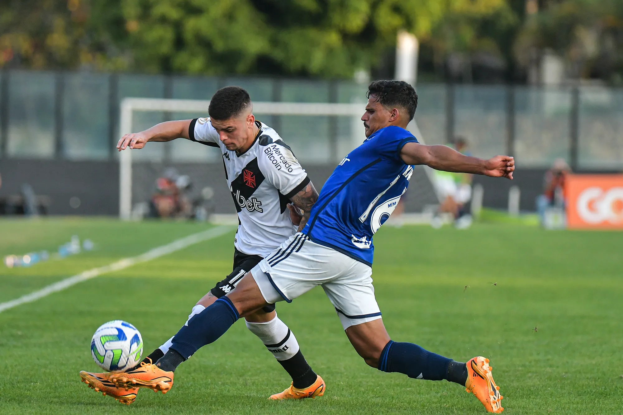 Foto: Thiago Ribeiro/AGIF – Gabriel Pec e Kaiki disputando lance em Vasco x Cruzeiro