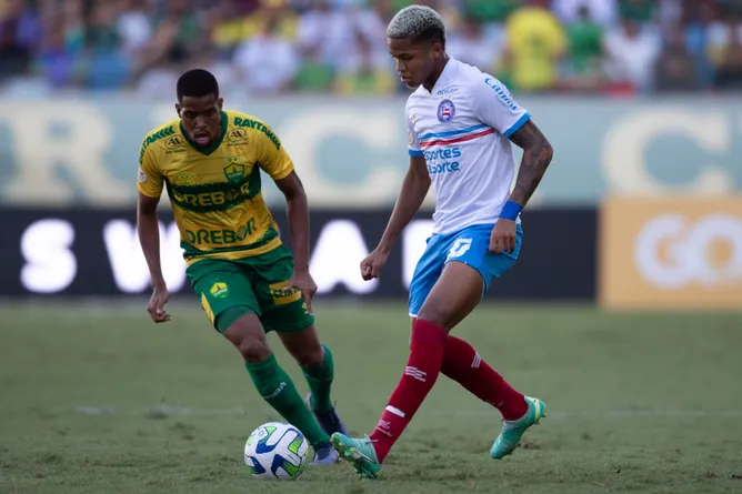 Foto: Gil Gomes/AGIF – Iury Castilho e Gabriel Xavier disputando a bola no jogo entre Cuiabá x Bahia