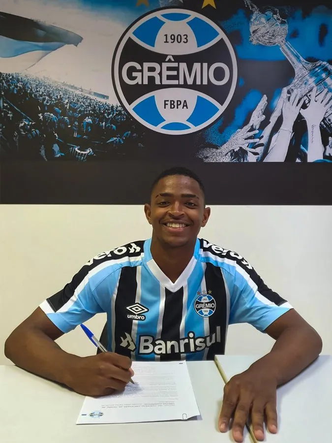 Foto: Reprodução/Grêmio – Ronald Barcellos assinando vínculo com o Grêmio até o final de 2023