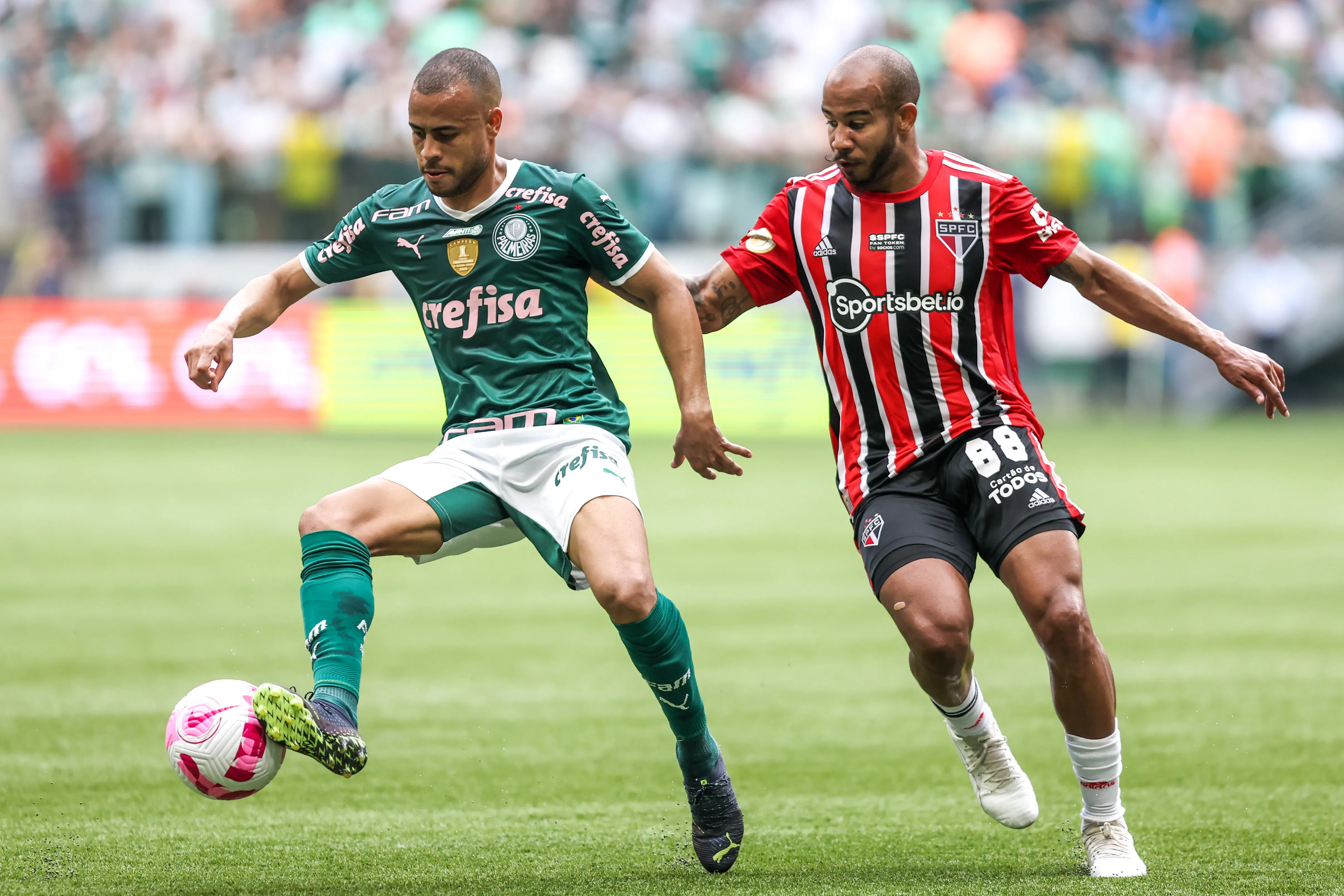 Foto: Marcello Zambrana/AGIF – Mayke e Patrick disputando a bola no Choque-Rei em 2022