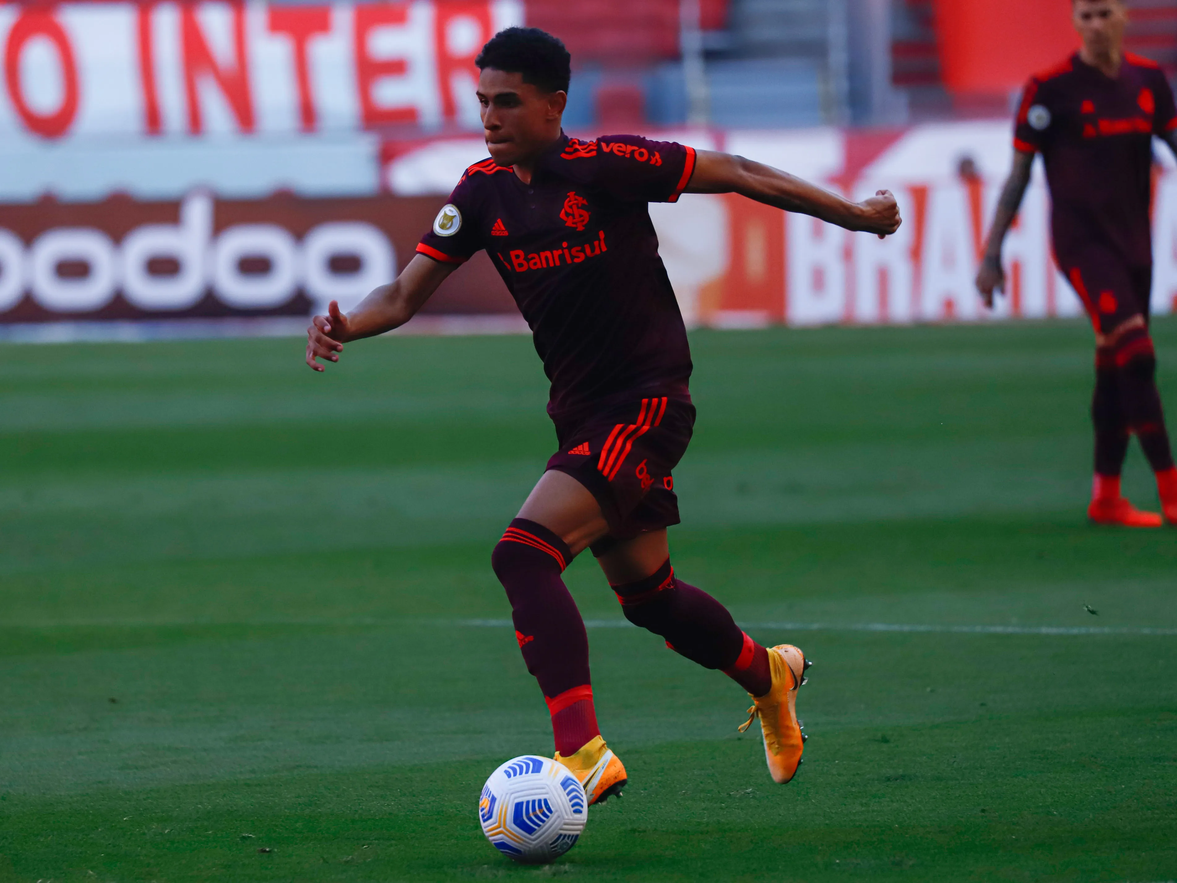 Foto: Maxi Franzoi/AGIF – Paulo Victor atuando no Internacional em 2021