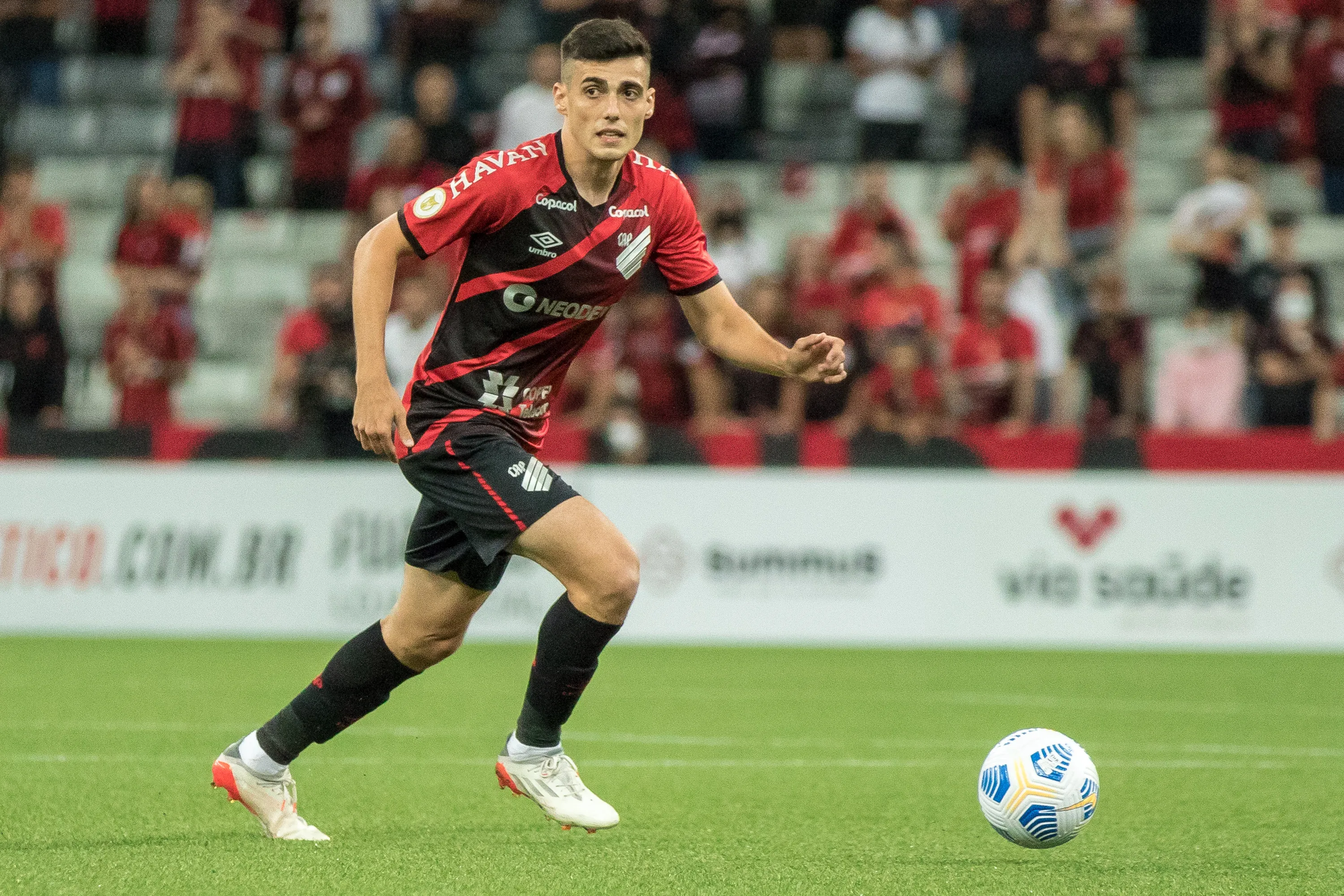 Foto: Robson Mafra/AGIF – Léo Cittadini atuando pelo Athlético-PR em 2021