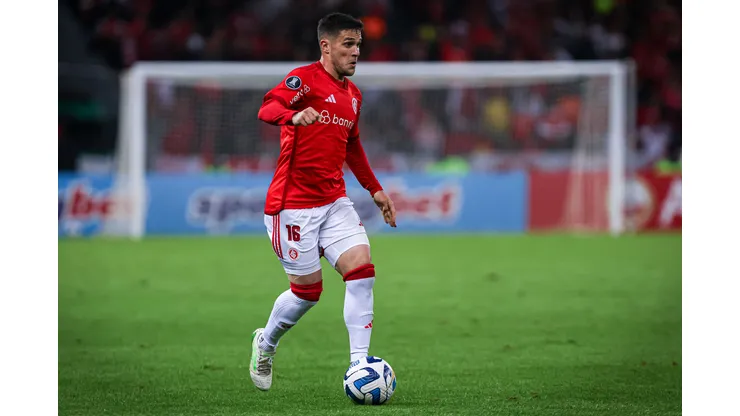 Maxi Franzoi/AGIF- Fabricio Bustos, lateral do Inter