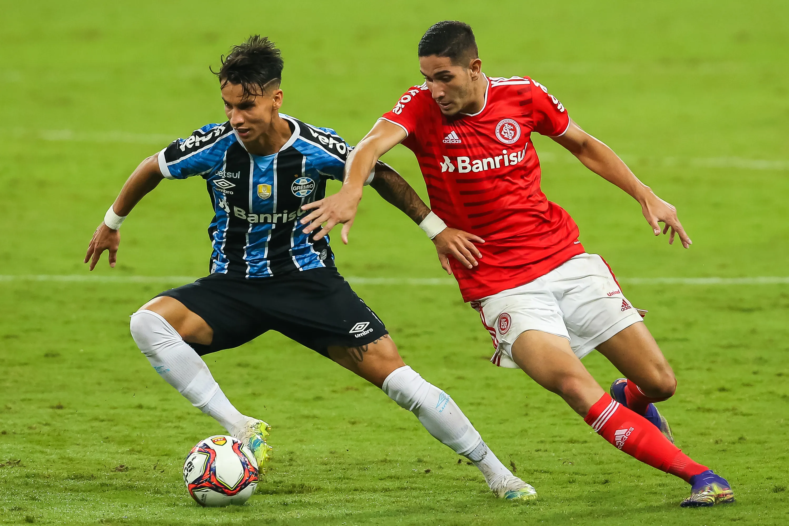 Foto: Pedro H. Tesch/AGIF – Bruno Praxedes disputando Grenal em 2022
