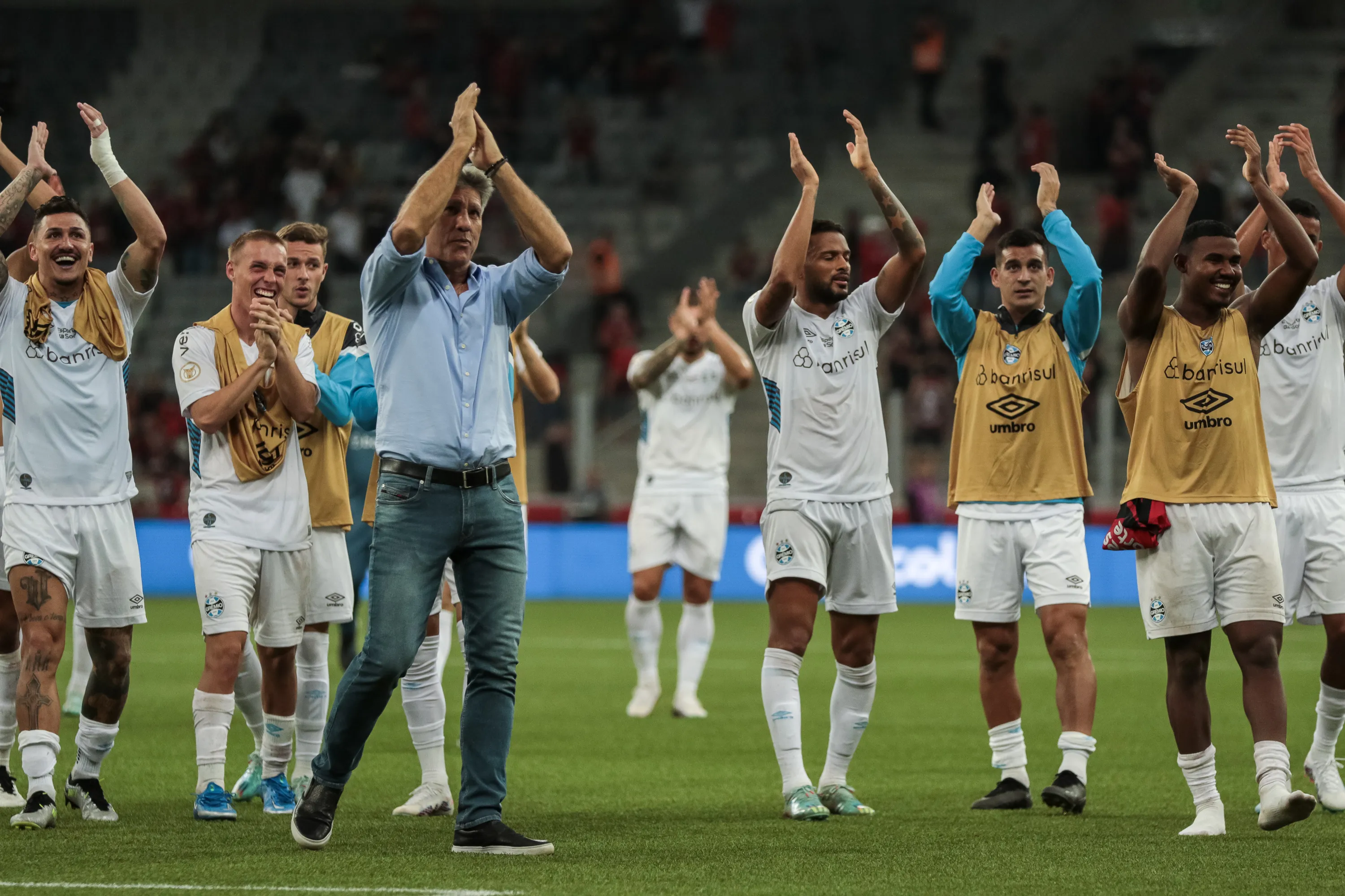 Foto: Robson Mafra/AGIF – Renato e jogadores aplaudindo torcida do Grêmio