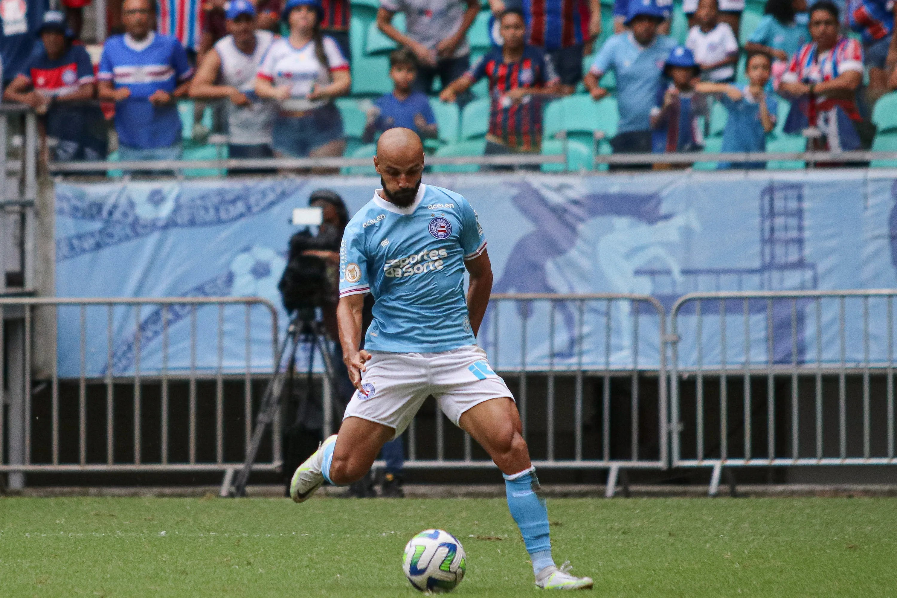 Foto: Renan Oliveira/AGIF – Thaciano atuando pelo Bahia