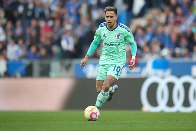 (Photo by Christian Kaspar-Bartke/Getty Images) – Rodrigo Zalazar atuando pelo Shalke 04