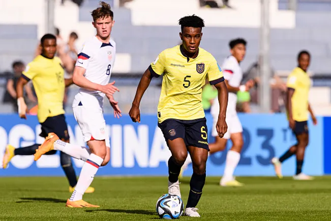 Photo by Marcio Machado/Eurasia Sport Images/Getty Images – Oscar Zambrano atuano pelo Equador no mundial sub-20