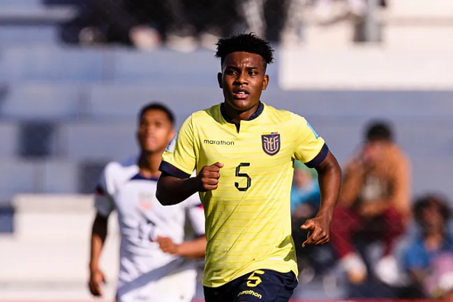 (Photo by Marcio Machado/Eurasia Sport Images/Getty Images) – Oscar Zambrano atuando pela Seleção do Equador no mundial sub-20