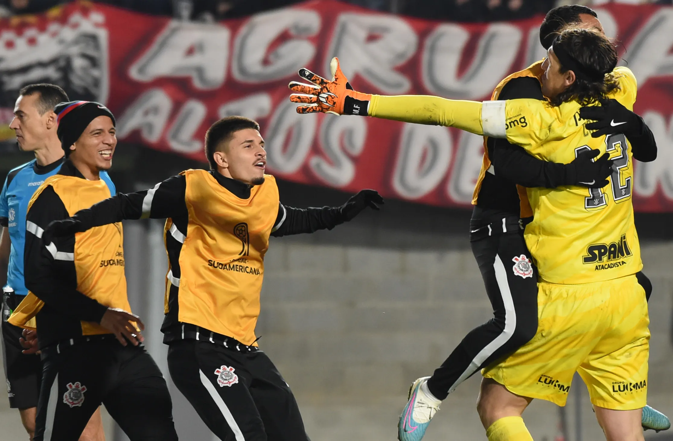 Foto: Fotobairesarg/AGIF – Cássio comemorando com seus companheiros a classificação