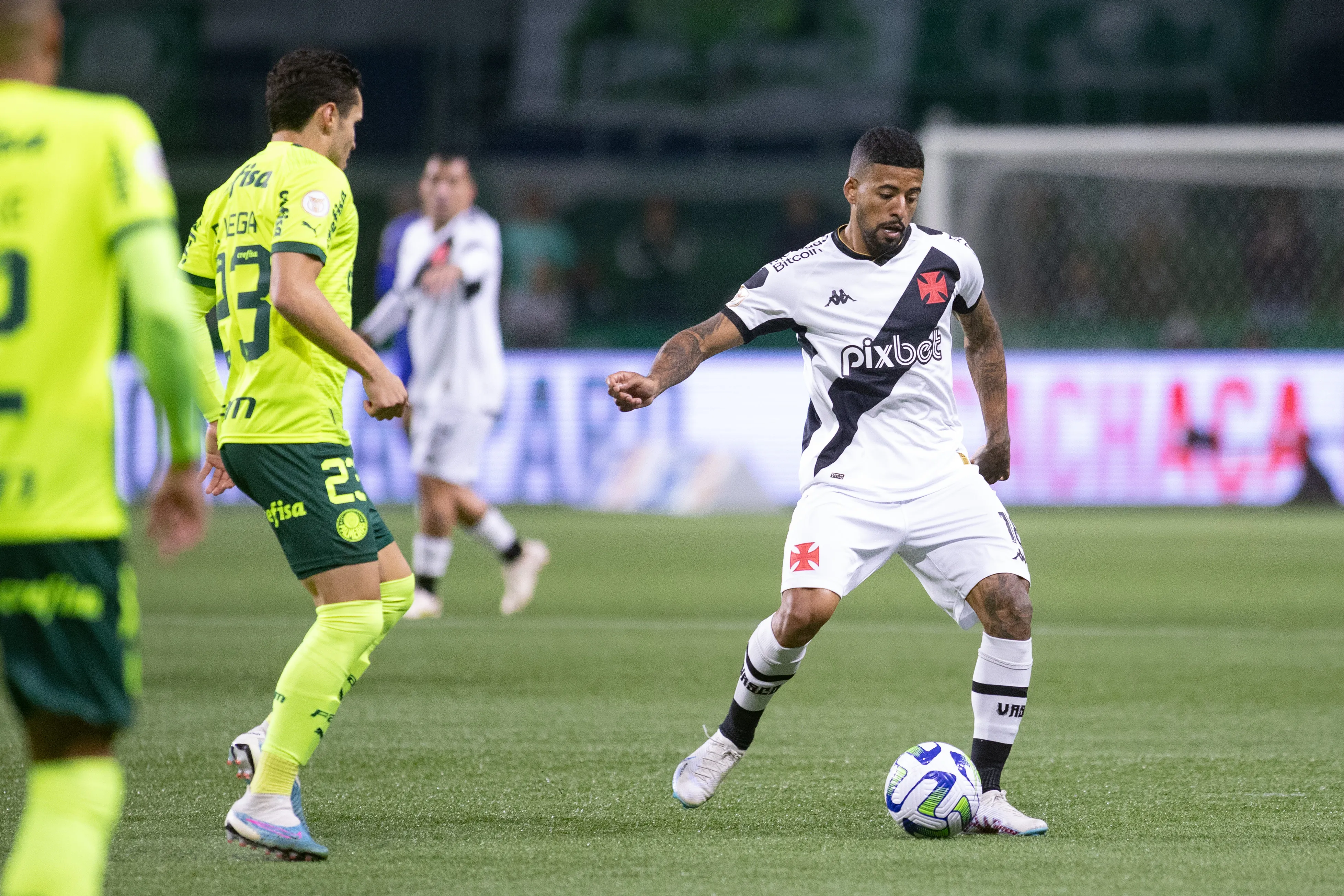 Foto: Fabio Moreira Pinto/AGIF – Paulinho atuando em Palmeiras x Vasco