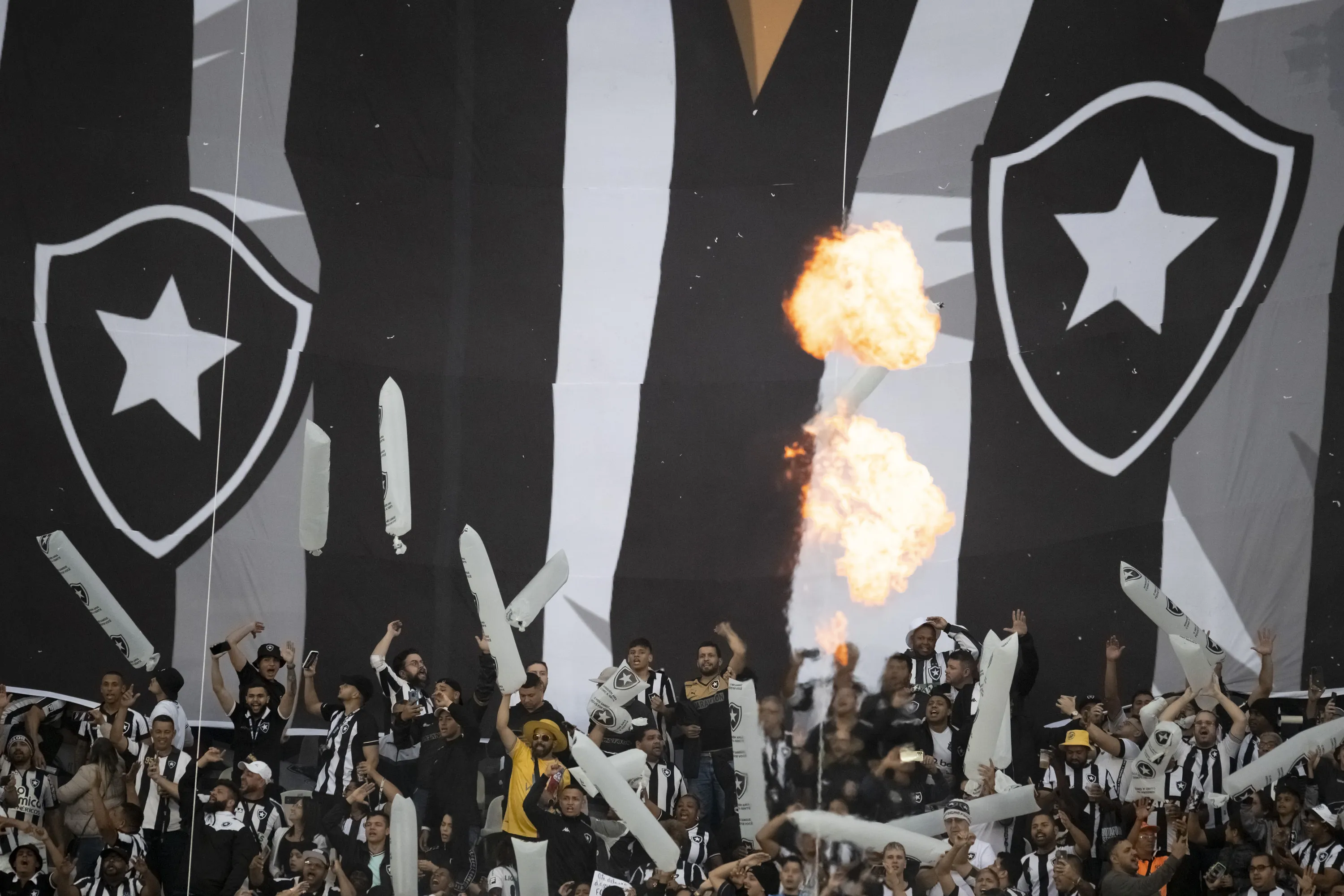 Foto: Jorge Rodrigues/AGIF – Botafogo e Flamengo se enfrentam no Nilton Santos