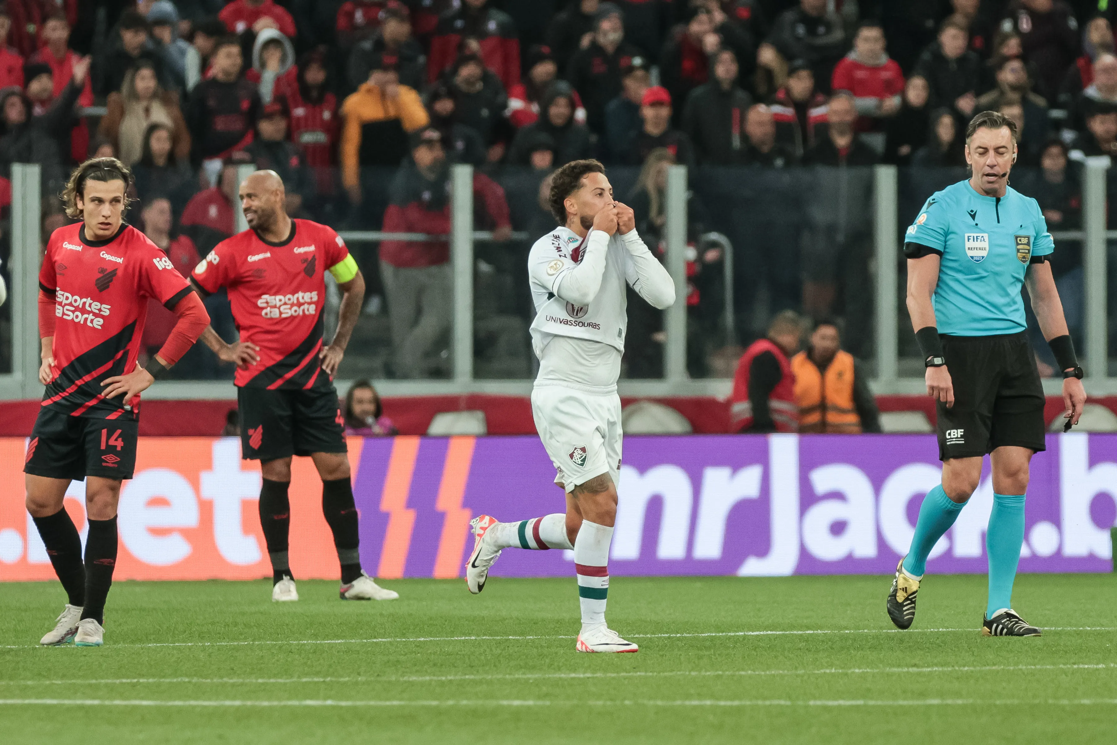 Foto: Robson Mafra/AGIF – Guga comemorando seu gol contra o Furacão
