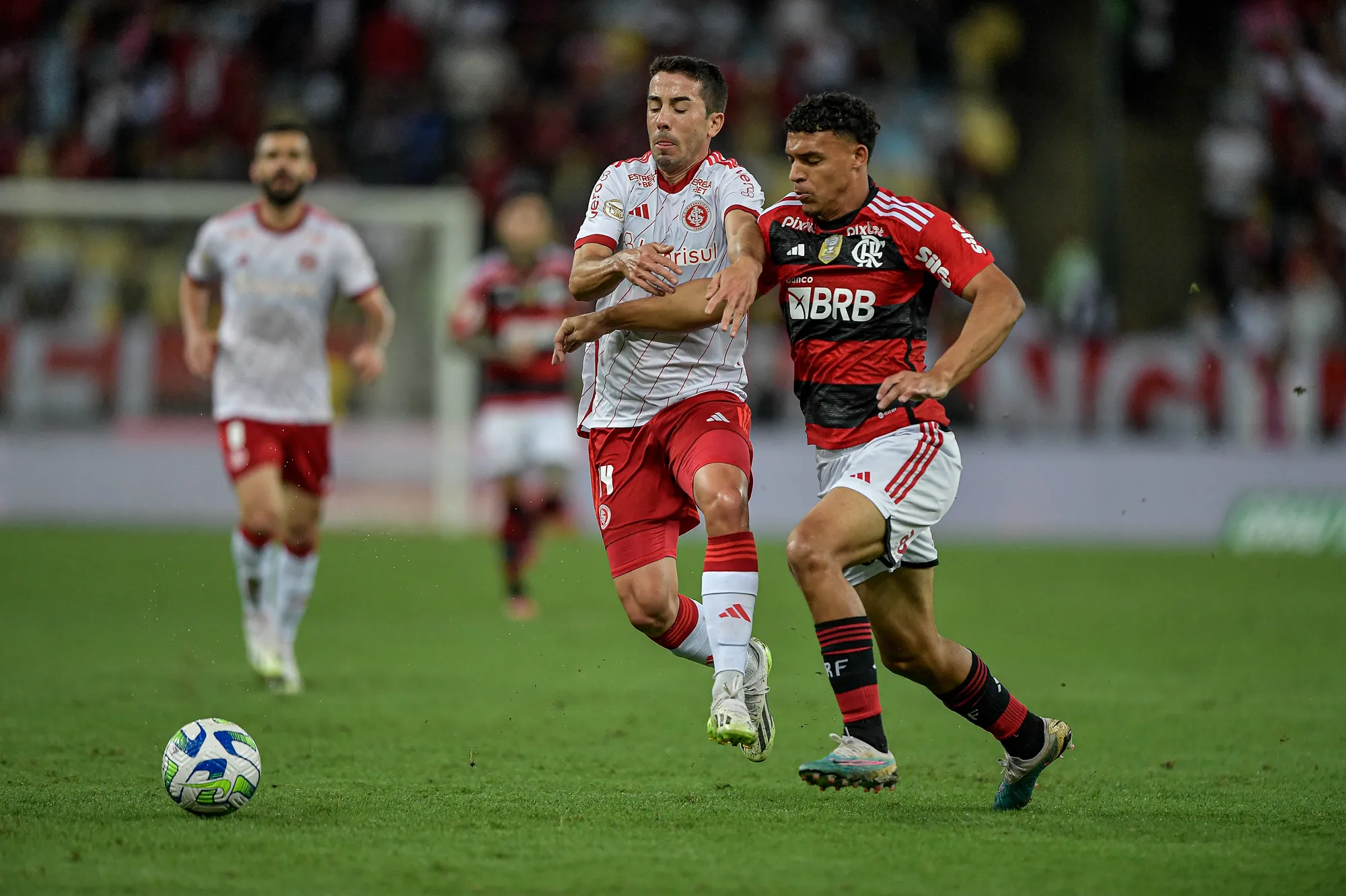 Foto: Thiago Ribeiro/AGIF – Lance entre De Pena e Victor Hugo em Flamengo x Internacional