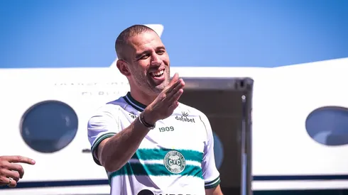 Gabriel Thá/Coritiba- Islam Slimani, atacante do Coritiba