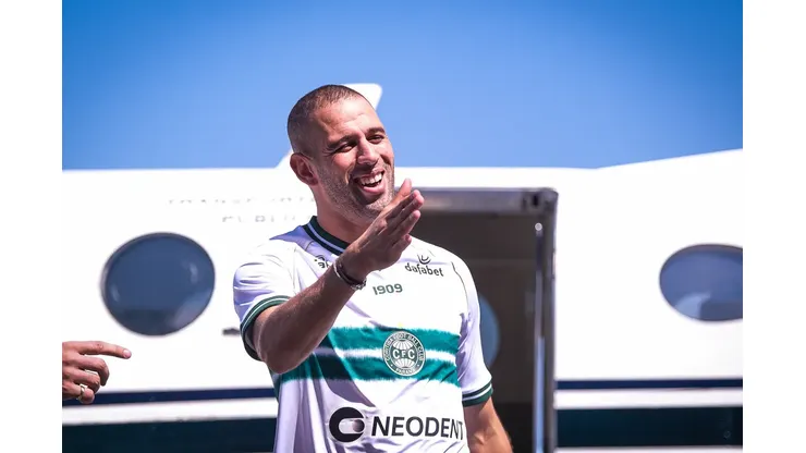 Gabriel Thá/Coritiba- Islam Slimani, atacante do Coritiba