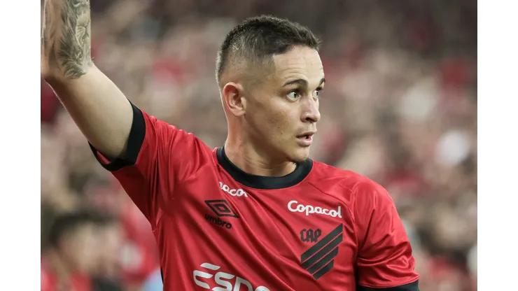 Foto: Robson Mafra/AGIF - Situação de Khellven é definida no Athletico Paranaense