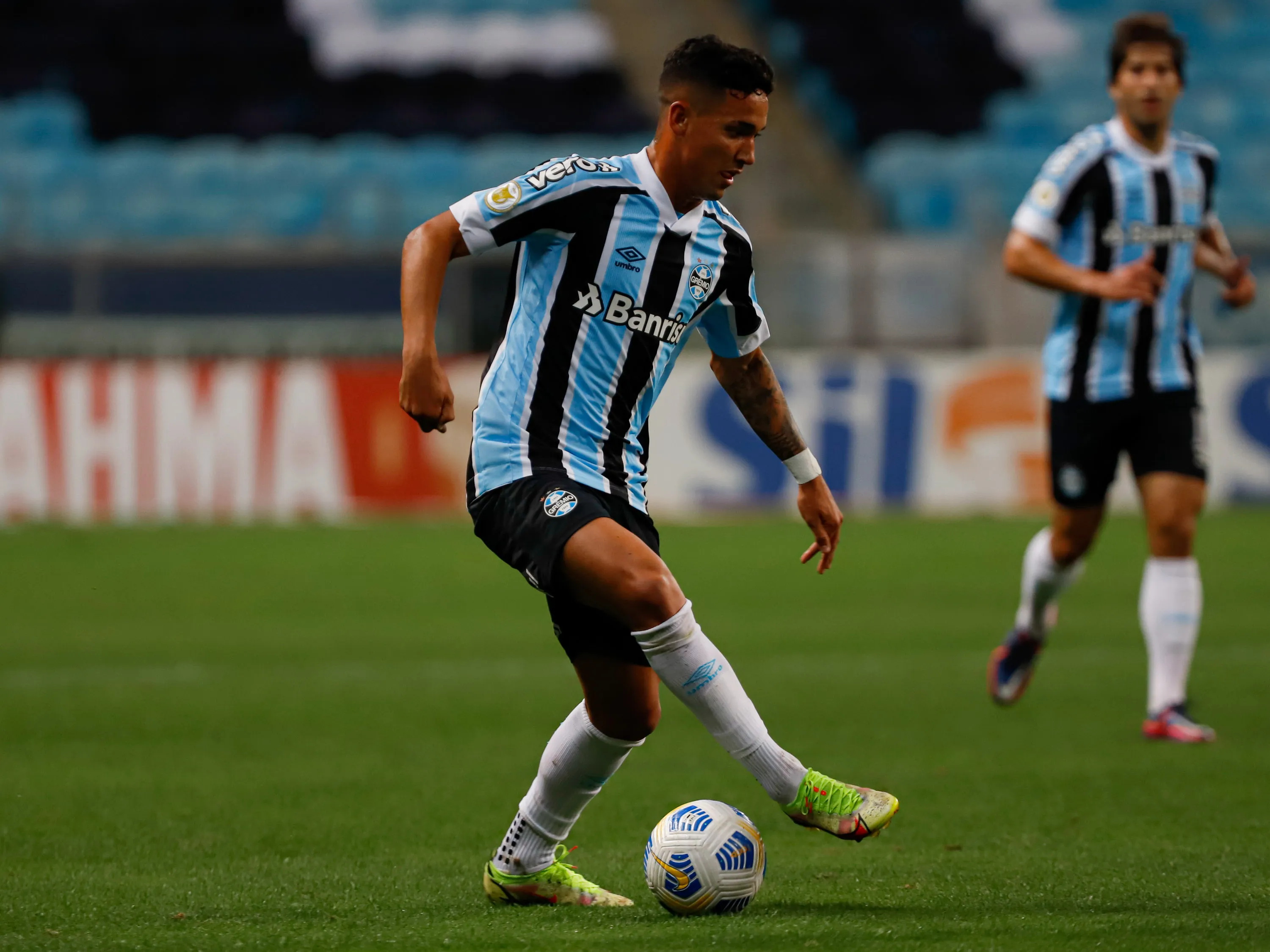 Foto: Maxi Franzoi/AGIF – Jhonata Robert atuando no Grêmio em 2021