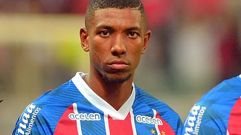 BA - SALVADOR - 04/07/2023 - COPA DO BRASIL 2023, BAHIA X GREMIO - Kanu, jogador do Bahia durante execucao do hino nacional antes da partida contra o Gremio no estadio Arena Fonte Nova pelo campeonato Copa do Brasil 2023. Foto: Walmir Cirne/AGIF