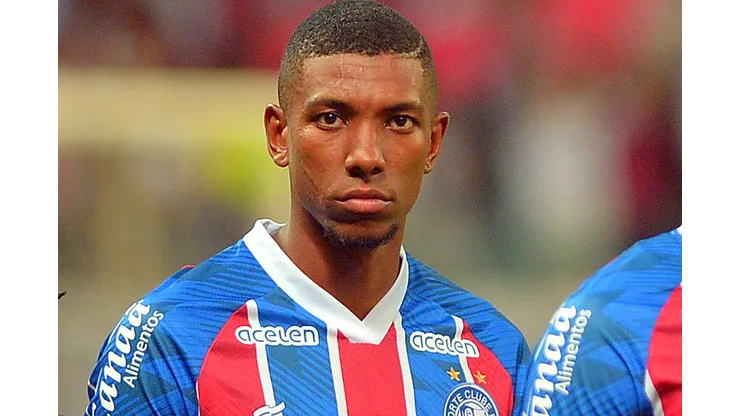 BA - SALVADOR - 04/07/2023 - COPA DO BRASIL 2023, BAHIA X GREMIO - Kanu, jogador do Bahia durante execucao do hino nacional antes da partida contra o Gremio no estadio Arena Fonte Nova pelo campeonato Copa do Brasil 2023. Foto: Walmir Cirne/AGIF