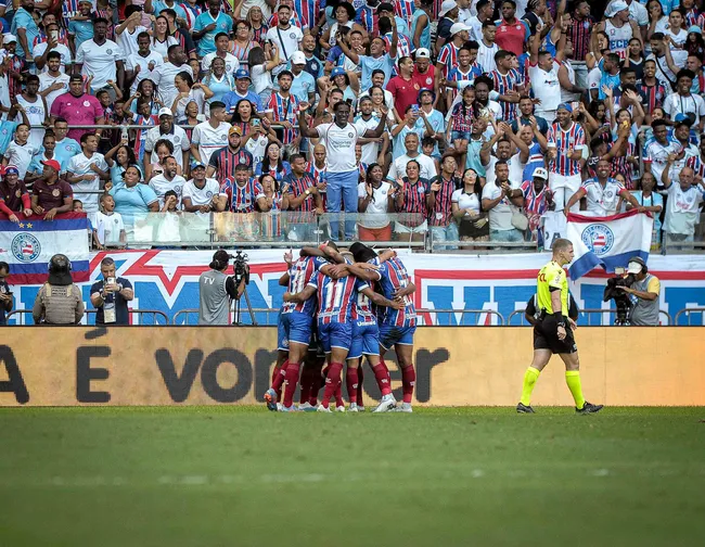 Foto: Jhony Pinho/AGIF – Jogadores do Bahia comemorando gol