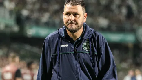 Foto: Robson Mafra/AGIF – Thiago Kosloski recebe informação de rival.