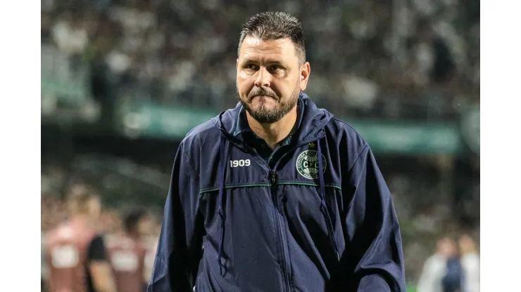 Foto: Robson Mafra/AGIF - Thiago Kosloski recebe informação de rival.