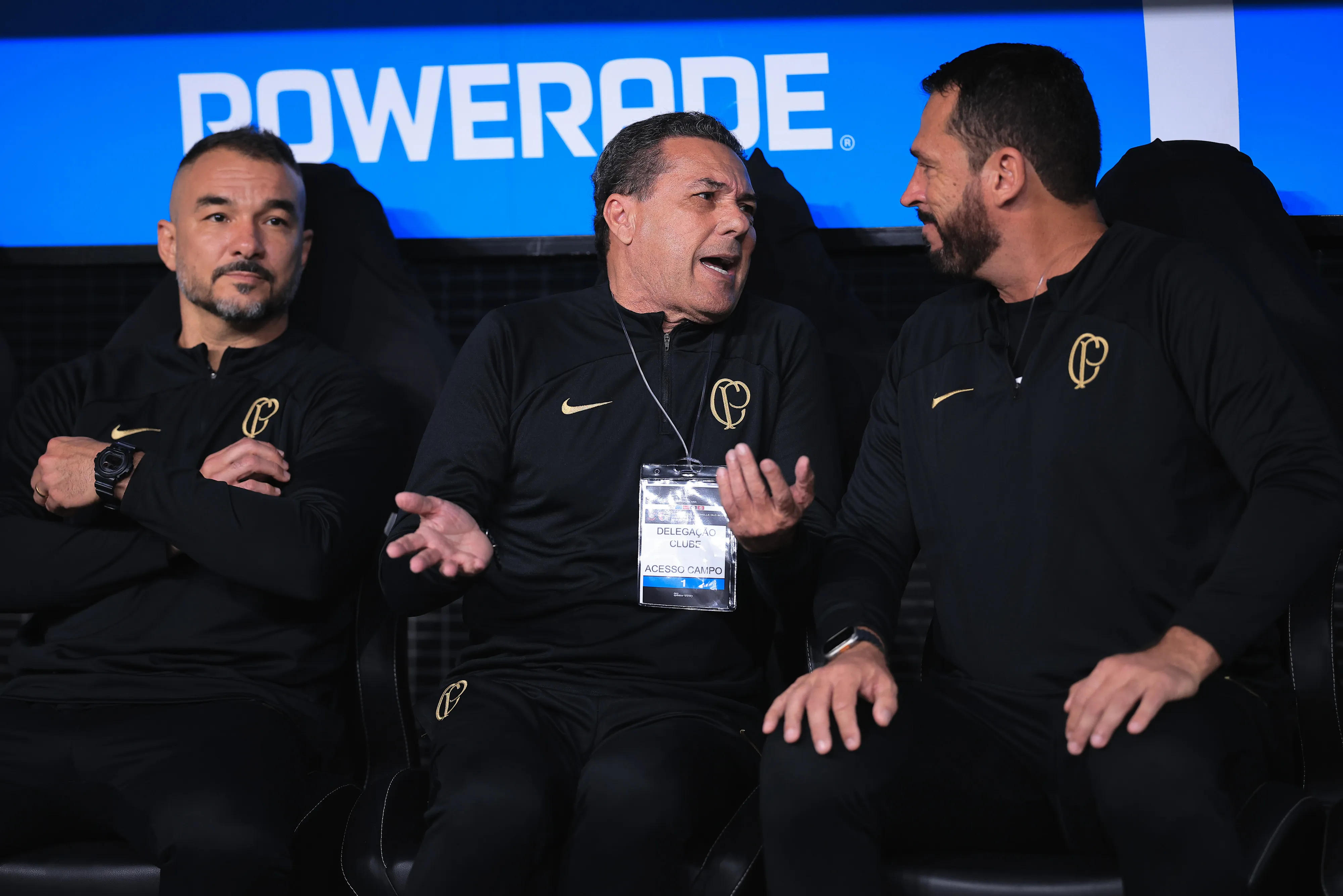 Foto: Ettore Chiereguini/AGIF – Luxemburgo conversando com a comissão técnica do Timão