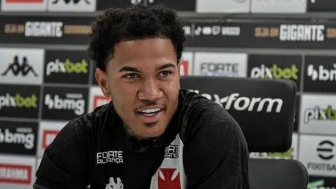 RJ - Rio de Janeiro - 15/02/2022 - APRESENTACAO, VASCO ZE GABRIEL - Ze Gabriel fala aos jornalista durante sua apresentacao oficial como jogador do Vasco em coletiva de imprensa realizada no CT Moacyr Barbosa. Foto: Thiago Ribeiro/AGIF