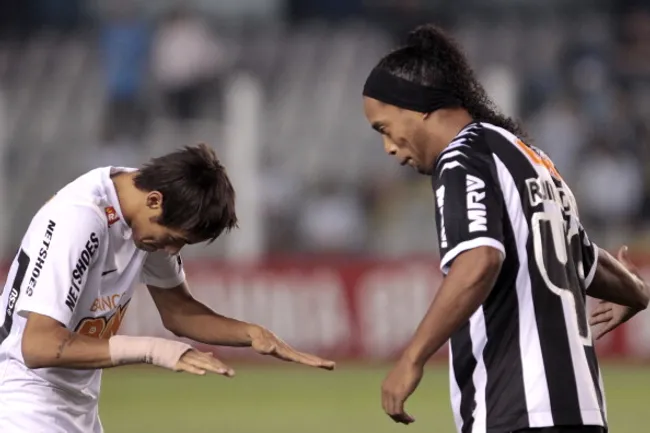 (Photo by Miguel Schincariol/LatinContent via Getty Images) – Neymar reverenciando Ronaldinho em confronto do Santos contra o Atlético-MG em 2012